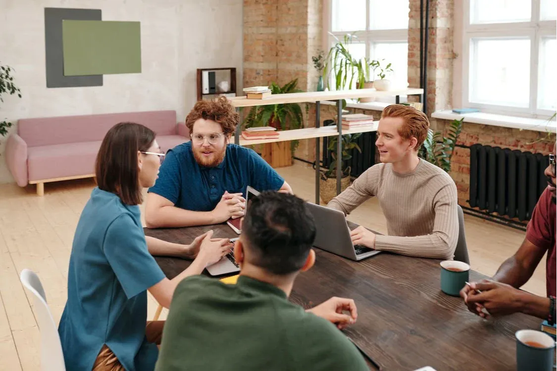 Equipo en una reunión de trabajo